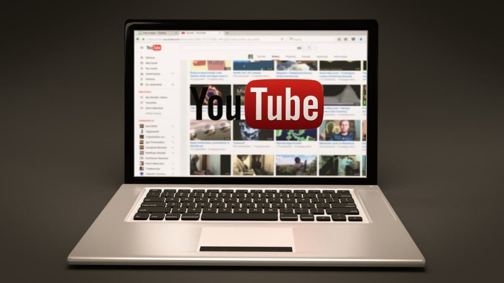 YouTubeが表示されたノートパソコン