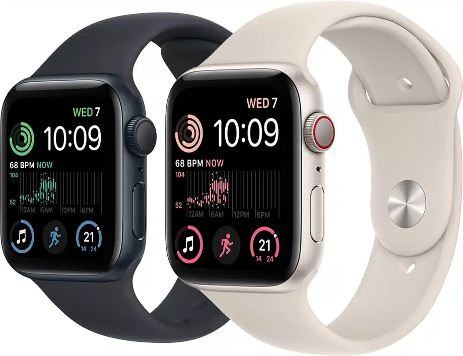 Två Apple Watch SE (2:a generationen) visas med olika armband, en i svart och en i vitt, båda med träningsdata på skärmen.