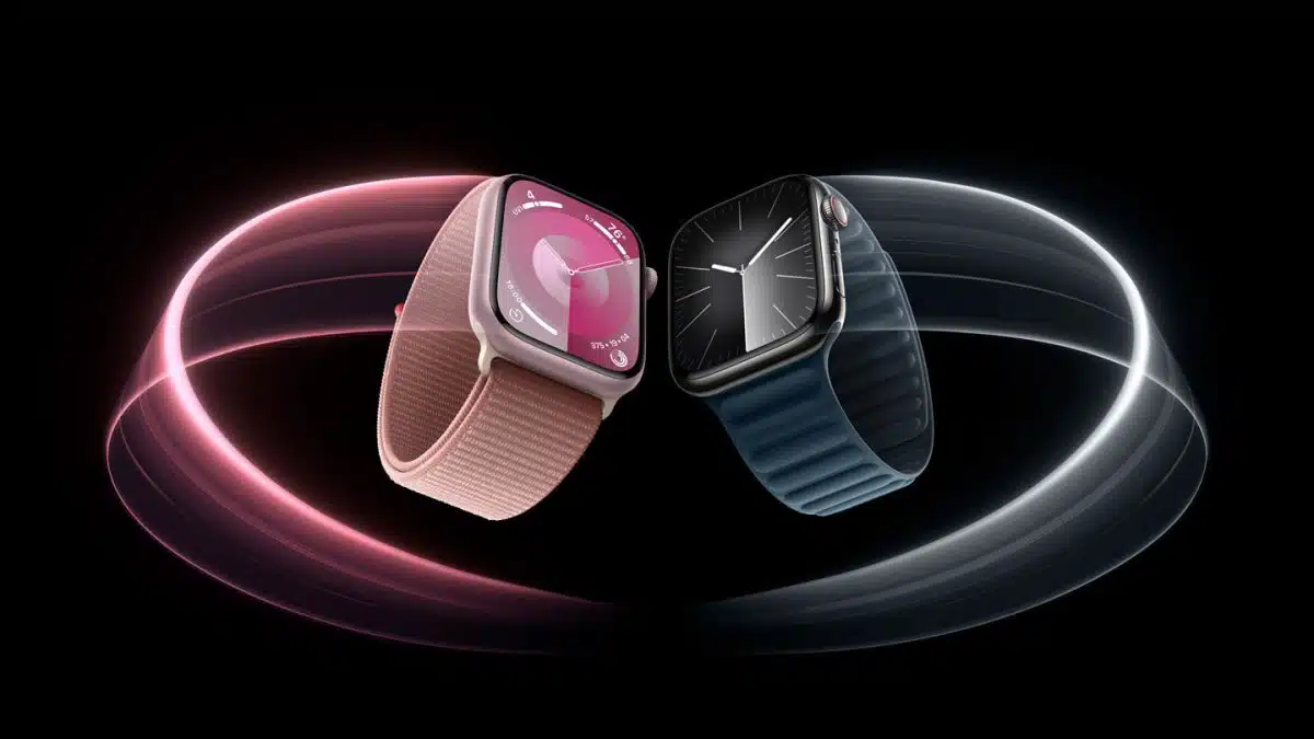 Två Apple Watch Series 9 visas med olika armband, en i rosa och en i svart.