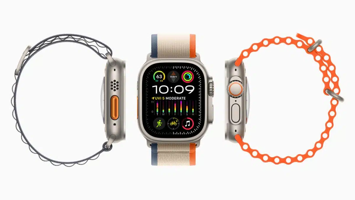 Apple Watch Ultra visas framifrån och från sidan med tre olika armband, inklusive ett orange och ett flerfärgat band.