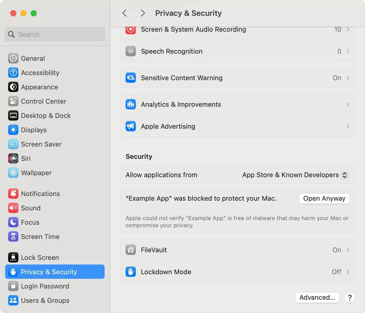 Inställningsmenyn för sekretess och säkerhet på en Mac, med alternativ som FileVault och Lockdown Mode.