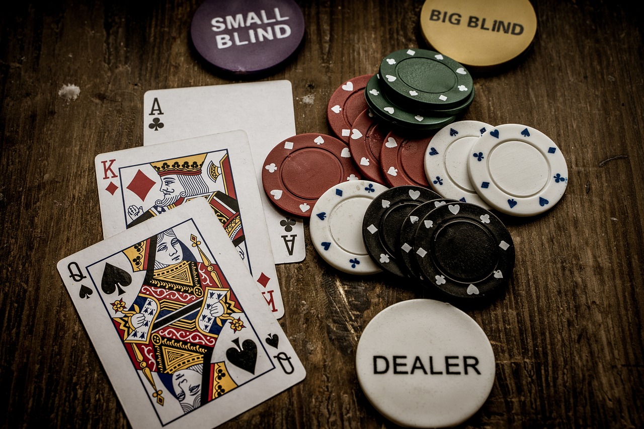 texas hold em - Why this pot is split? - Poker Stack Exchange