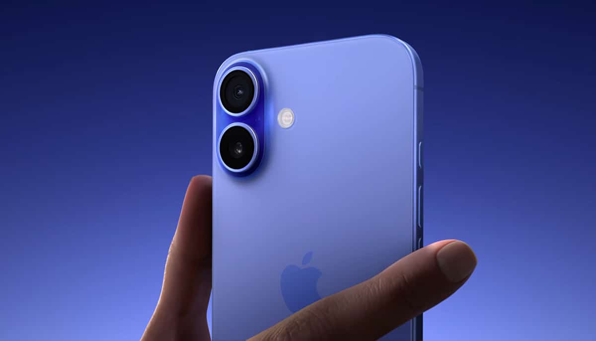 Apple iPhone 16 in Ultramarine Blue